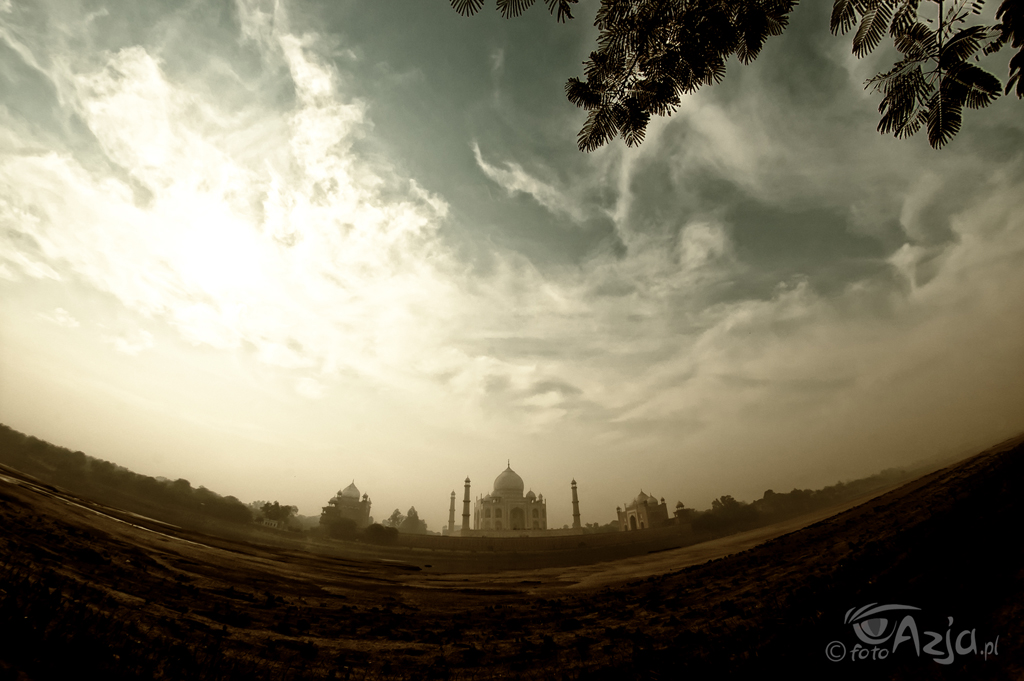 Taj Mahal po drugiej stronie rzeki Jamuny